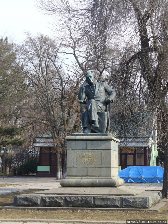 Парк имени К.А. Тренева. Памятник писателю К.А. Треневу Симферополь, Россия