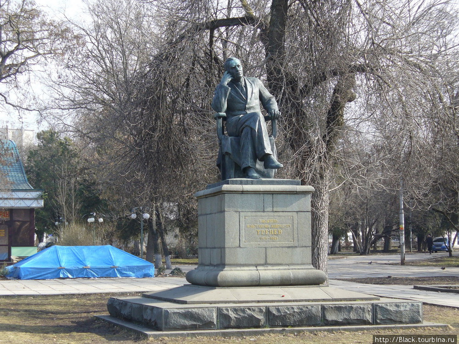 Парк имени К.А. Тренева. Памятник писателю К.А. Треневу Симферополь, Россия