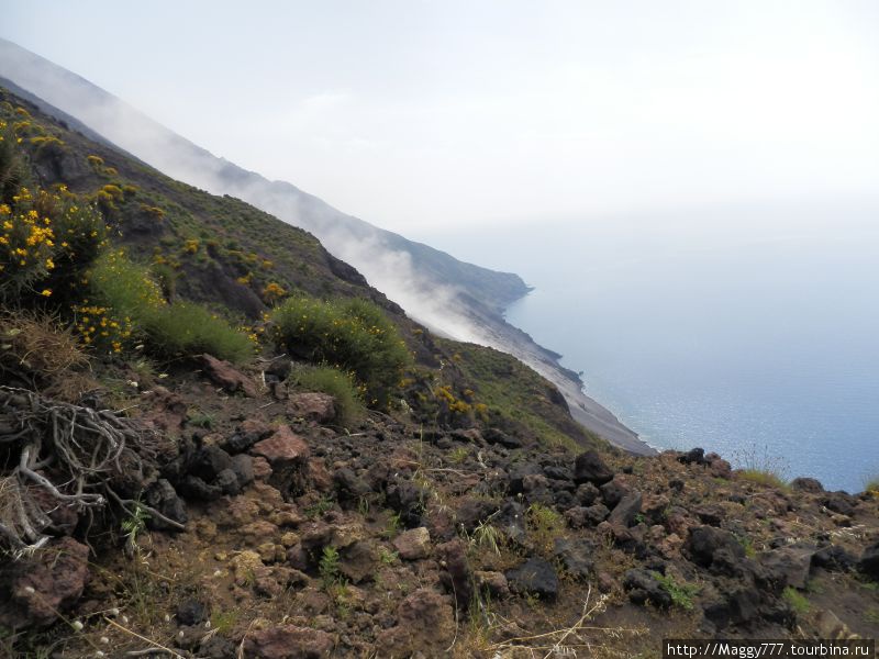 И по ней со страшным грохотом катятся вниз вулканические бомбы Остров Стромболи, Италия