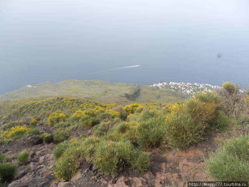 Зато с  вершины открывается потрясающий вид Остров Стромболи, Италия