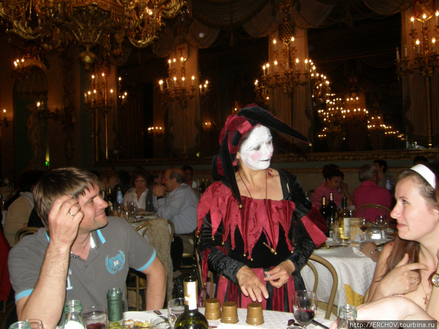 Артистка предлагает гостям принять участие в спектакле. Флоренция, Италия