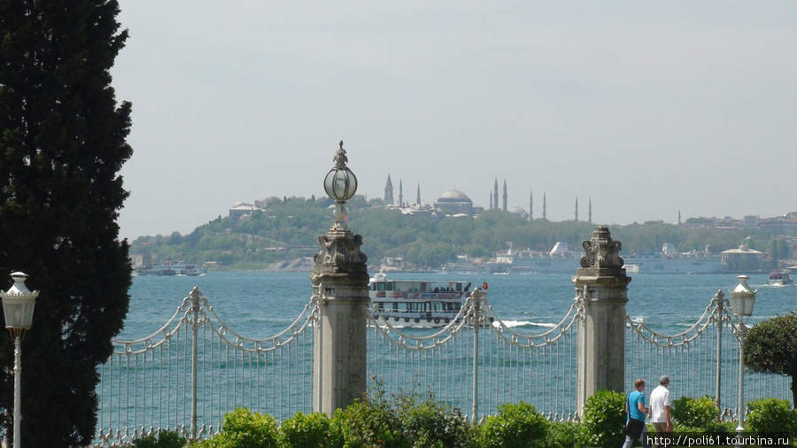 Красивый парк дворца Долмабахче Стамбул, Турция