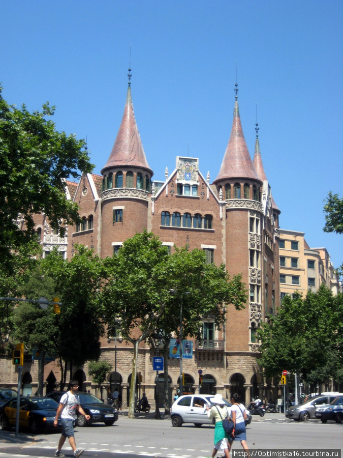 Это гигантское творение знаменитого каталонского архитектора Жозефа Пуч-и-Кадафалька занимает в Барселоне целый квартал. Дом имеет шестиугольную форму и выходит фасадами на проспект Диагональ, улицу Брук и улицу Россельо. Он был построен в период с 1903 по 1905 годы и является, пожалуй, самым крупным и известным творением этого мастера каталонского модерна.

«Домом с шипами» это здание назвали из-за шести остроконечных башен, возведенных по углам строения.
http://www.tourister.ru/world/europe/spain/city/barcelona/placeofinterest/69 Барселона, Испания