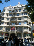 Следующая достопримечательность — дом Мила (1905-1910), более известный в Барселоне под именем Ла Педрера — Каменоломня — самый невероятный из жилых домов столицы Каталонии, а, возможно, и мира. Другой известный фантазер из Барселоны, художник Сальвадор Дали, сказал, однажды, что это здание похоже на смятые штормовые волны.
http://www.museum.ru/N27950