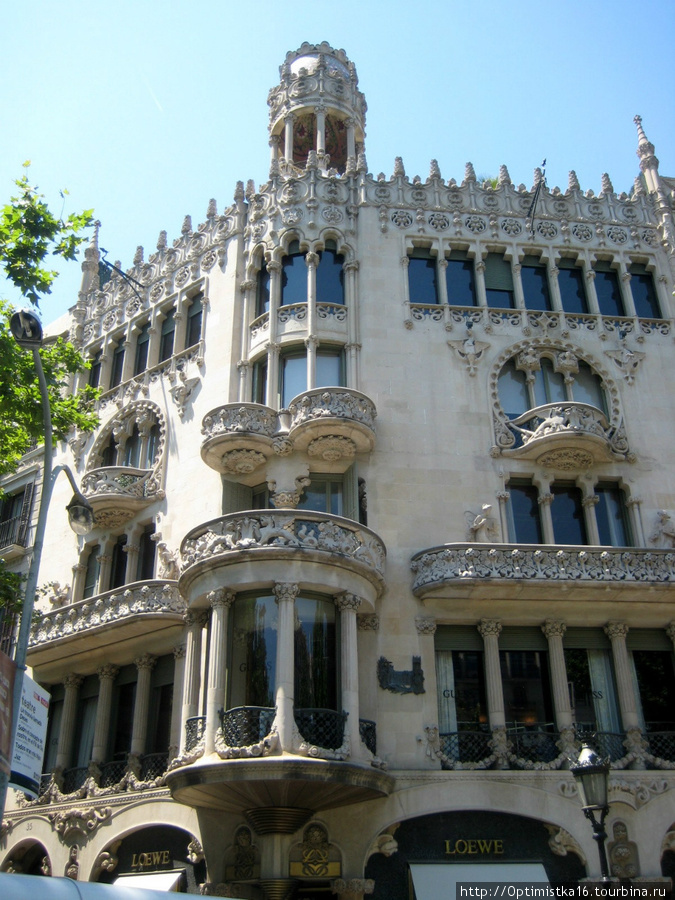 Дом Лео Морера был спроектирован очень известным архитектором-модернистом Lluís Domènech i Montaner (Льюисом Доменеком и Монтанером). Здание построено в 1864 г., а реконструировано в 1902 г.

Практически все здания, которые строились в те времена в Барселоне, да и не только в Барселоне, назывались в честь владельца здания (Каса Батльо, Каса Кальвет, Каса Мила) однако Каса Лео Морера назван не в честь владельца, а в честь мотивов львов (lleó) и тутовых деревьев (morera), использованных в украшениях фасада.
http://www.catalan.ru/barcelona/sight/other/leomorera/ Барселона, Испания