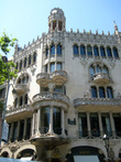 Дом Лео Морера был спроектирован очень известным архитектором-модернистом Lluís Domènech i Montaner (Льюисом Доменеком и Монтанером). Здание построено в 1864 г., а реконструировано в 1902 г.

Практически все здания, которые строились в те времена в Барселоне, да и не только в Барселоне, назывались в честь владельца здания (Каса Батльо, Каса Кальвет, Каса Мила) однако Каса Лео Морера назван не в честь владельца, а в честь мотивов львов (lleó) и тутовых деревьев (morera), использованных в украшениях фасада.
http://www.catalan.ru/barcelona/sight/other/leomorera/