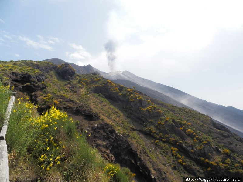 Вид на вулкан с обзорной площадки. Каждые несколько минут раздается громкое бум! и над кратером поднимается столб дыма. Остров Стромболи, Италия