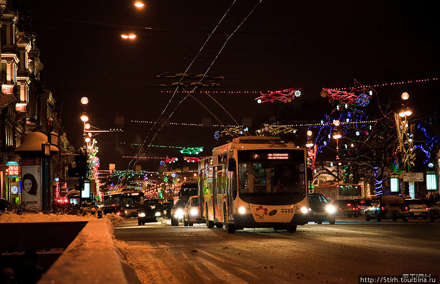 Невский проспект в праздничной иллюминации Санкт-Петербург, Россия
