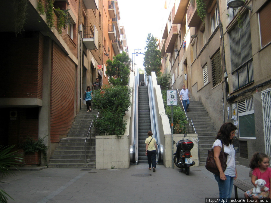 Подъём вверх по эскалаторам Барселона, Испания