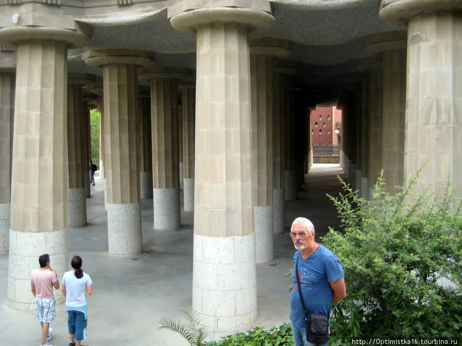 Колоннада, поддерживающая площадь со скамейкой. Колонны с разным наклоном. Барселона, Испания
