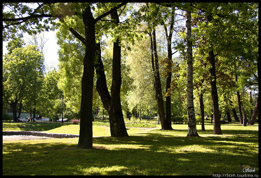 Санкт-Петербург, парк перед ст. метро Горьковская. Россия