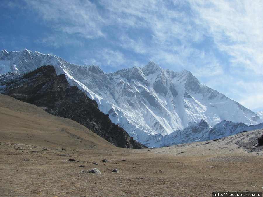 Справа — восьмитысячник Лхоцзе, по центру — гребень Нупцзе (почти восьмитысячник) Чукунг, Непал