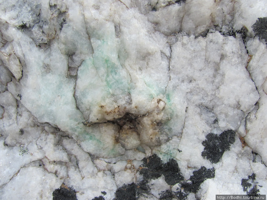 Зеленая порода внутри кварца — или изумруд или берилл типа аквамарина. Иногда мы в таких камнях находим аквамарины и прочие красивые минералы Чукунг, Непал