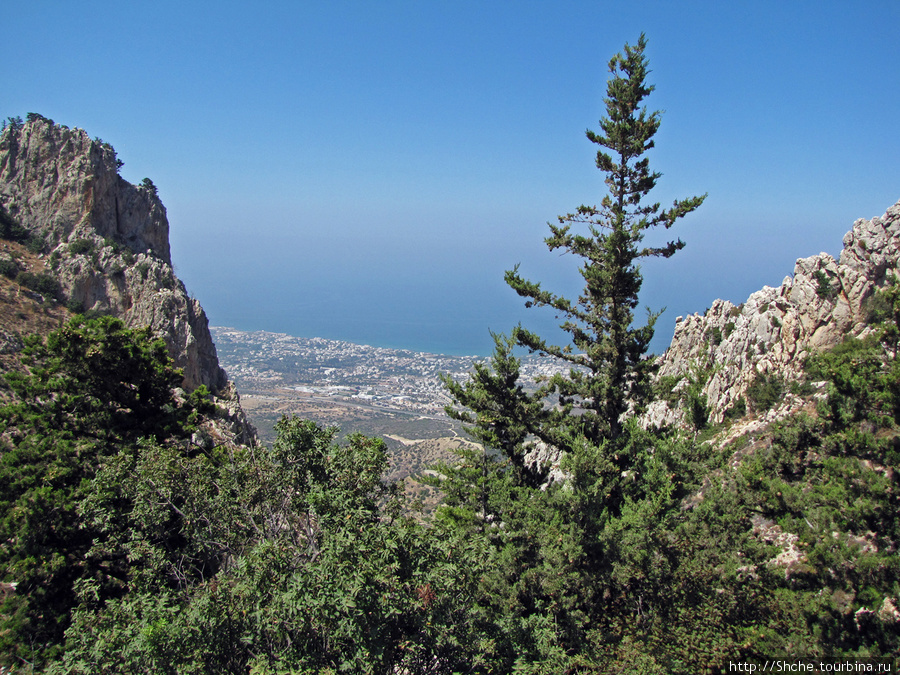 вид на Кирению, а как же без него, и это не последний... Святого Иллариона замок, Турецкая Республика Северного Кипра