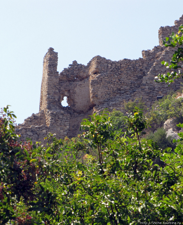 а это уже не просто башня а угловая башня... Святого Иллариона замок, Турецкая Республика Северного Кипра