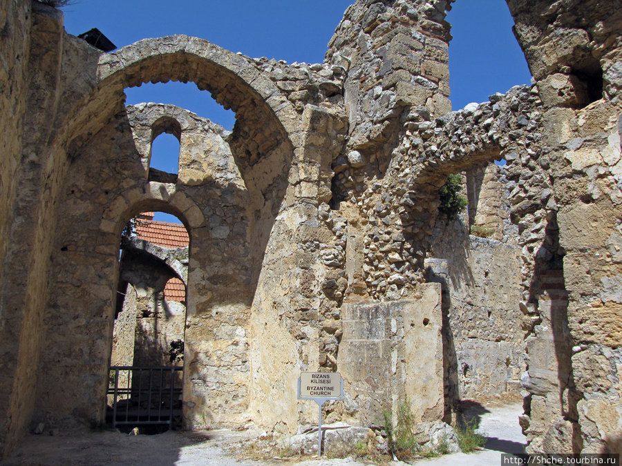 вперед — апартаменты короля, вправо — византийская церковь Святого Иллариона замок, Турецкая Республика Северного Кипра