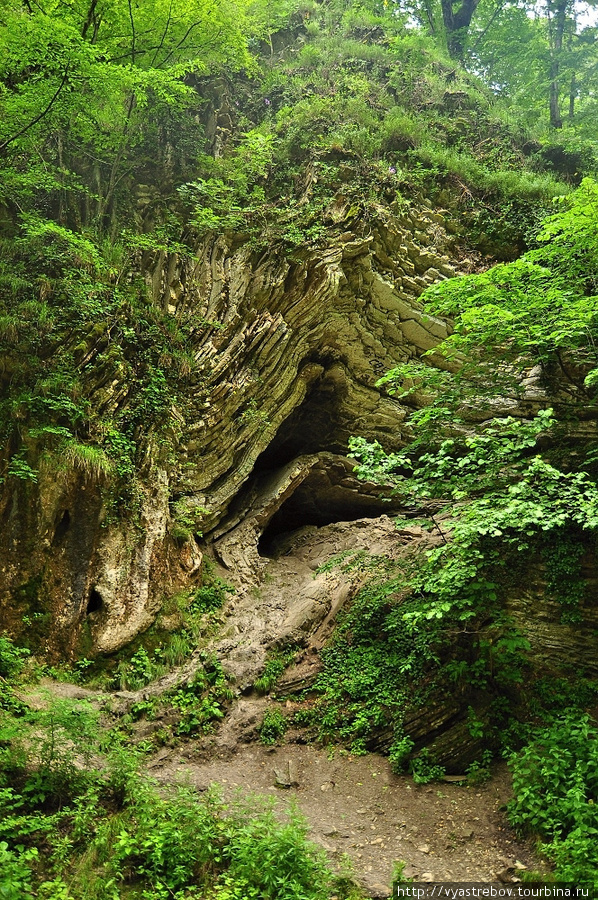 Пещера, здесь мы прятались от дождя, который нас застал на водопадах Краснодарский край, Россия