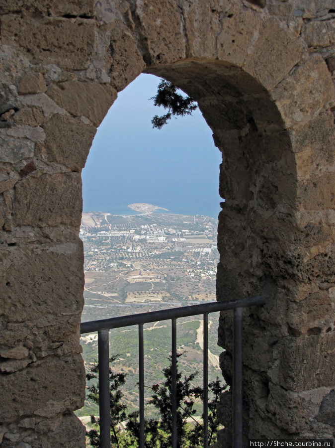 вид из королевских апартаментов, ну конечно на Кирению, а куда же еще Святого Иллариона замок, Турецкая Республика Северного Кипра