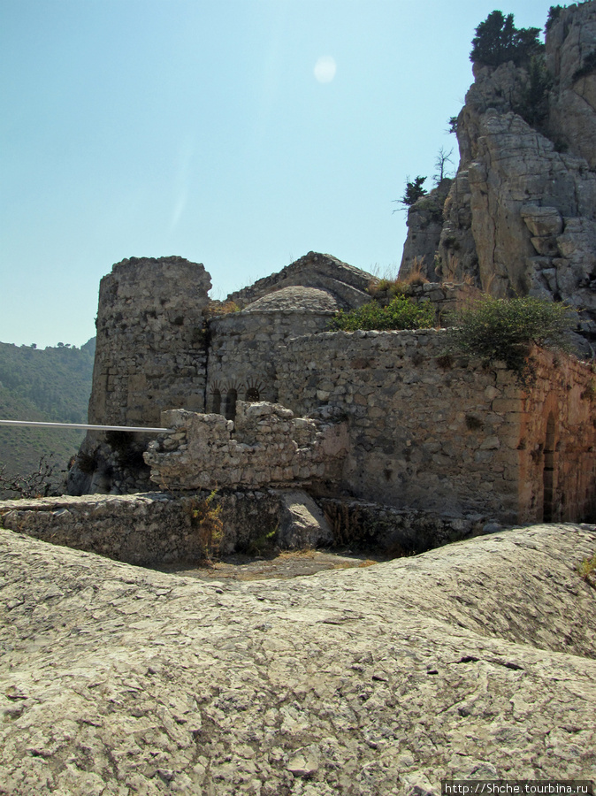 на втором уровне свои цистерны  и склады провианта Святого Иллариона замок, Турецкая Республика Северного Кипра
