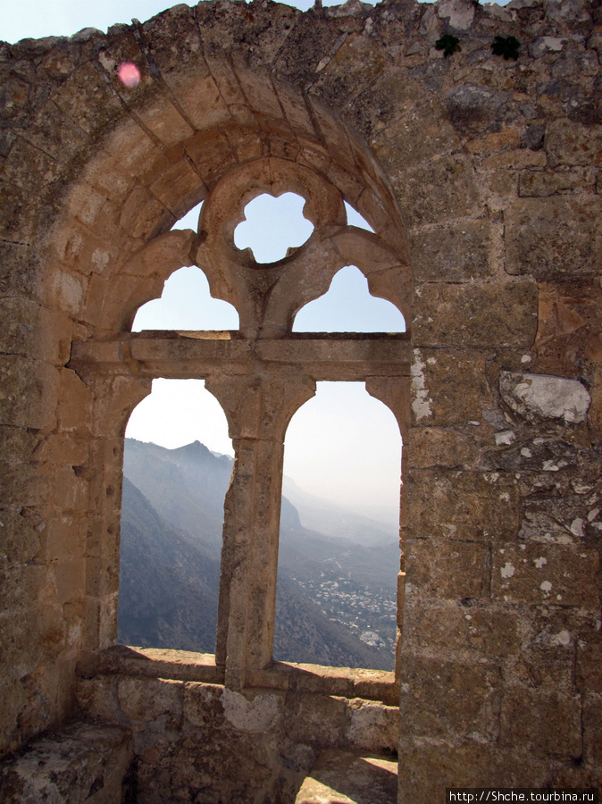 Знаменитое окно спальни королевы Святого Иллариона замок, Турецкая Республика Северного Кипра