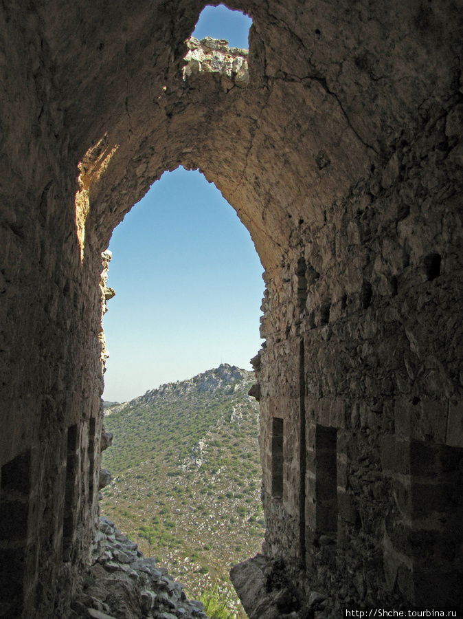 башня принца Джона заканчивается обрывом, бедные болгары-охранники... Святого Иллариона замок, Турецкая Республика Северного Кипра