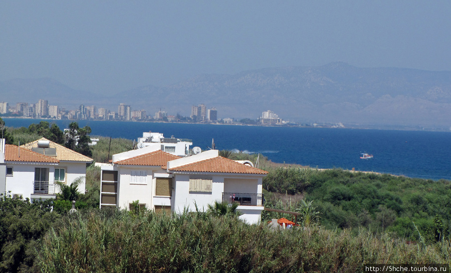 слева видно Фамагусту, город Северной части Кипра Протарас, Кипр