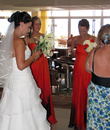 невеста с подружками в томном ожидании жениха разминаются коктейлем