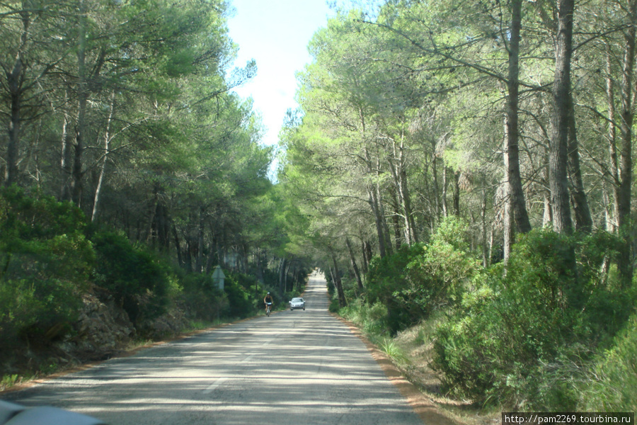 небольшой равнинный участок дороги Мыс Форментор, остров Майорка, Испания