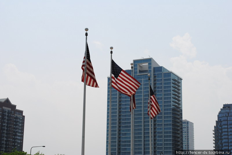По периметру стадиона я насчитал несколько десятков флагов. Хотя военному мемориалу простительно Чикаго, CША