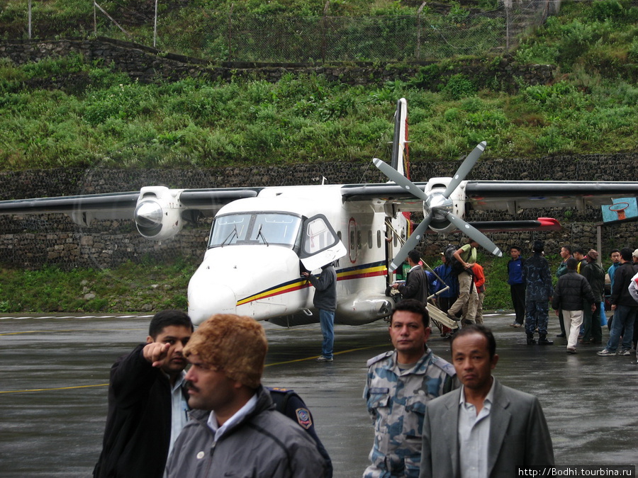 Тут летают такие самолетики Лукла, Непал