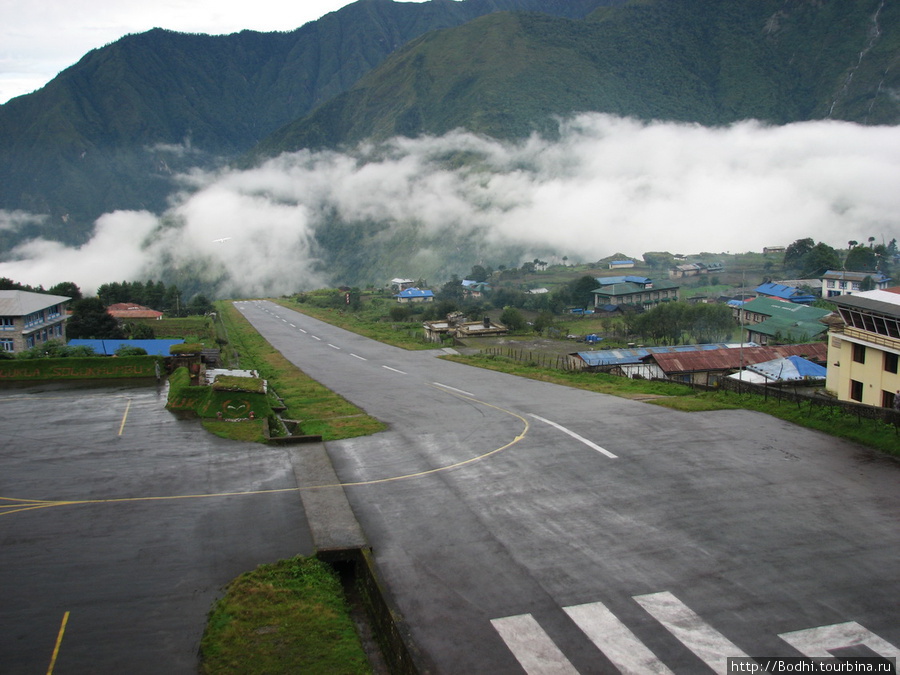 Вот туда убегают самолеты на взлет (виден вдали самолет в облаке) Лукла, Непал