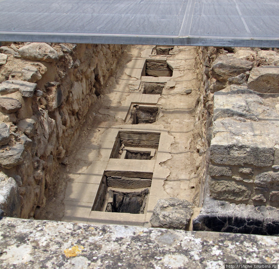 а здесь под навесом продолжаются вялотекущие раскопки Ираклион, Греция