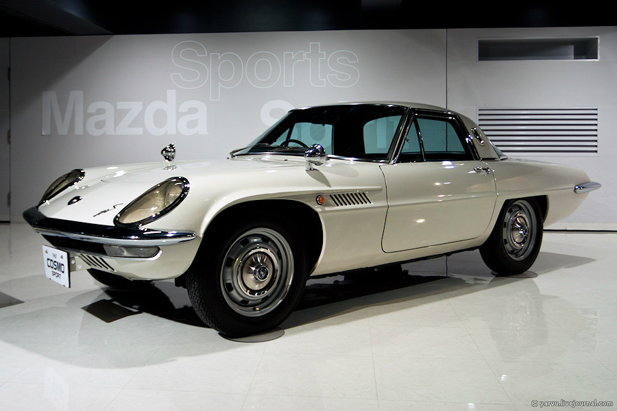 В 1967 году Mazda выпускает свой первый автомобиль с роторно-поршневым двигателем — Mazda Cosmo Sport. С 1967 по 1972 выпущено 1519 машин первого поколения и все они собраны вручную. Хиросима, Япония