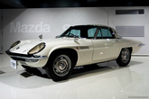 В 1967 году Mazda выпускает свой первый автомобиль с роторно-поршневым двигателем — Mazda Cosmo Sport. С 1967 по 1972 выпущено 1519 машин первого поколения и все они собраны вручную.