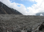 Гигантский ледник, сползающий с Эвереста. Это кажется просто каменной грядой, но под камнями — лёд. Всё это медленно ползет вниз, в долину