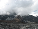 Вид на горы по другую от Лобуче сторону ледника