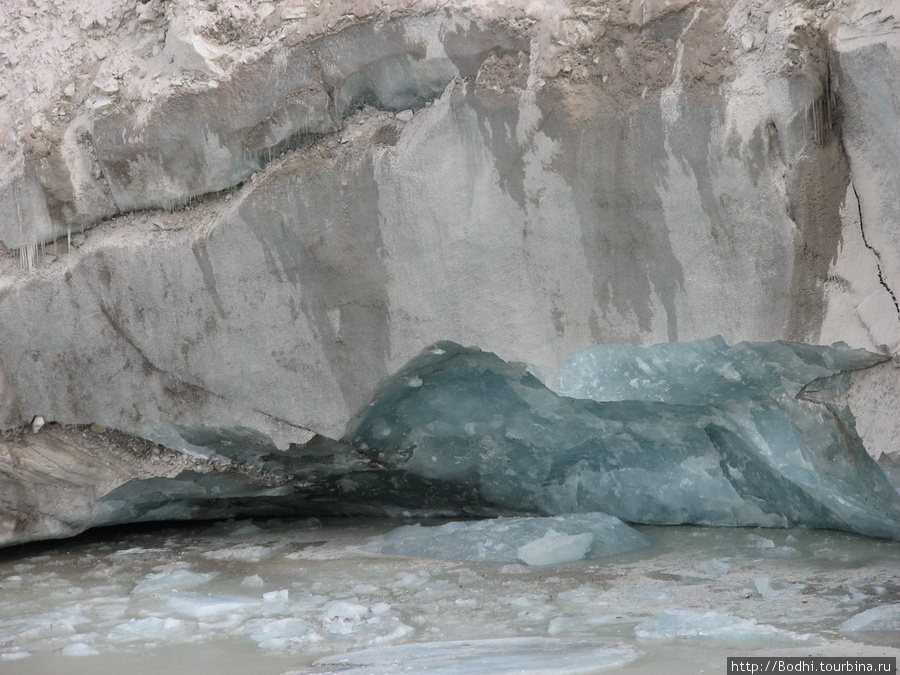 По всей поверхности ледника разбросаны мелкие ледниковые озера. Лобуче, Непал