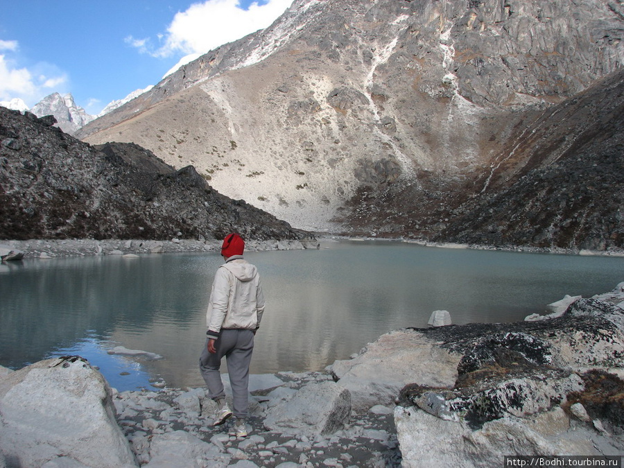 Если пересечь ледник в районе Лобуче, и затем пойти влево вдоль гор, то тут лежит озеро побольше Лобуче, Непал