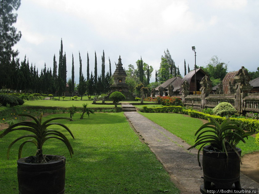 Внутри парка Данау-Братан, Индонезия