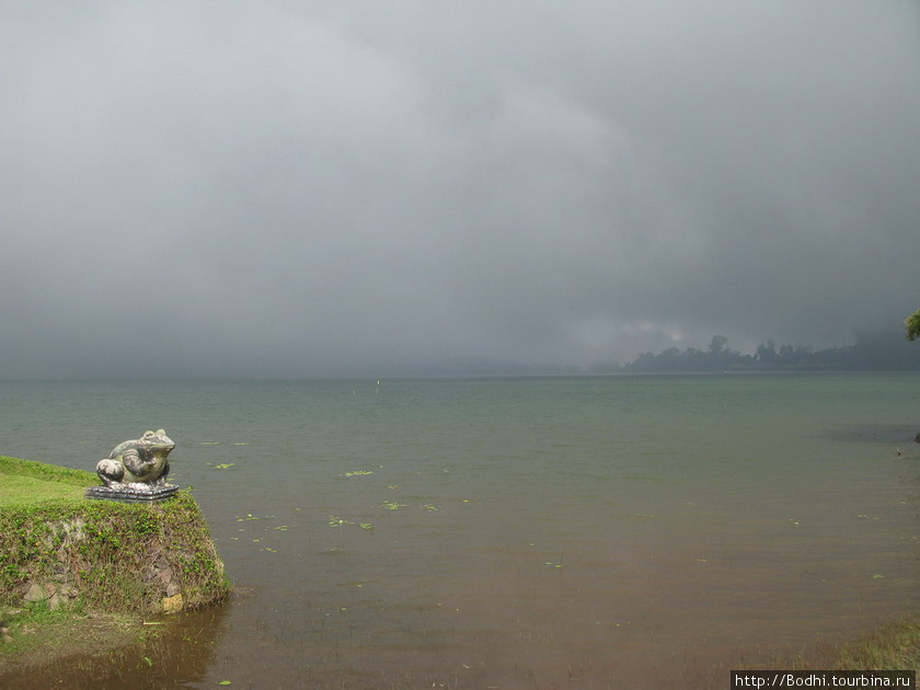 Озеро Братан (Бератан), Бали, Индонезия Данау-Братан, Индонезия