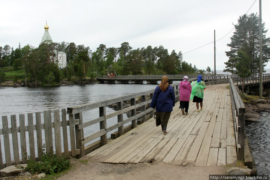 День прошел очень приятно — ходили к Никольскому скиту,купила свечей в подарок ;) 
Сирень, сирень — ее на острове чуть ли не больше сосен ;) Дивный аромат в воздухе, непрерывные партии туристов — финов в дождевиках и русских — с торчащими сиськами и в шортах ;) Перед входом в церковь им выдают разноцветные юбки и платки, прикрыть прелести ;) 
Я носилась весь день, не чувтсвую усталости, с фотоаппаратом на шее, как Валаамский лось ;))) После обеда, едва отдохнув, ровно столько, сколько хватило, чтобы востановить кровоснабжение в ногах, понеслась в скит Во Имя Всех Святых, в 3 км от основного собора.  Торжественные виды, Карельская природа, дубовая аллея ведущая к воротам скита — увы, закрытого для посетителей на время реставрации. Очень жалела, что не было велосипеда — самого популярного местного транспотрта ;) Что может повеселить больше, чем вид убеленного сединами старца, несущегося тебе на встречу с холма на велосипеде, с развевающимися по ветру одеждами ;))) Валаам, Россия