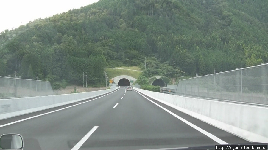 На пути в Гудзё пришлось проехать большое количество тунелей, т.к. город расположился в гористой местности. Гудзё, Япония