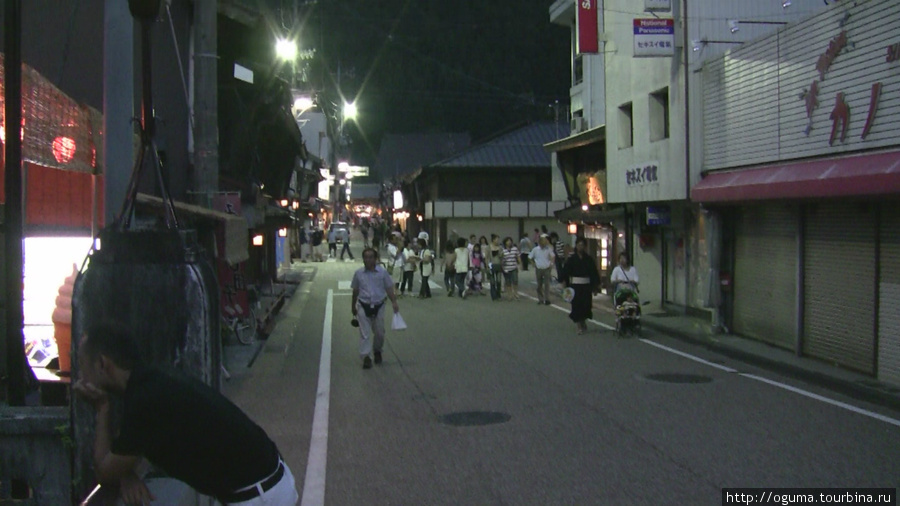 Уже темнеет, а посетители всё прибывают Гудзё, Япония
