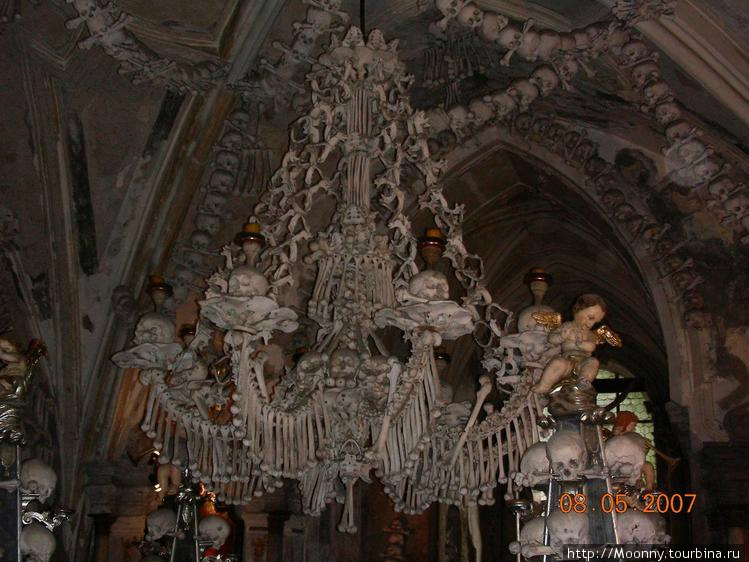 Люстры и стены в этом месте выложены настоящими человеческими костями Прага, Чехия