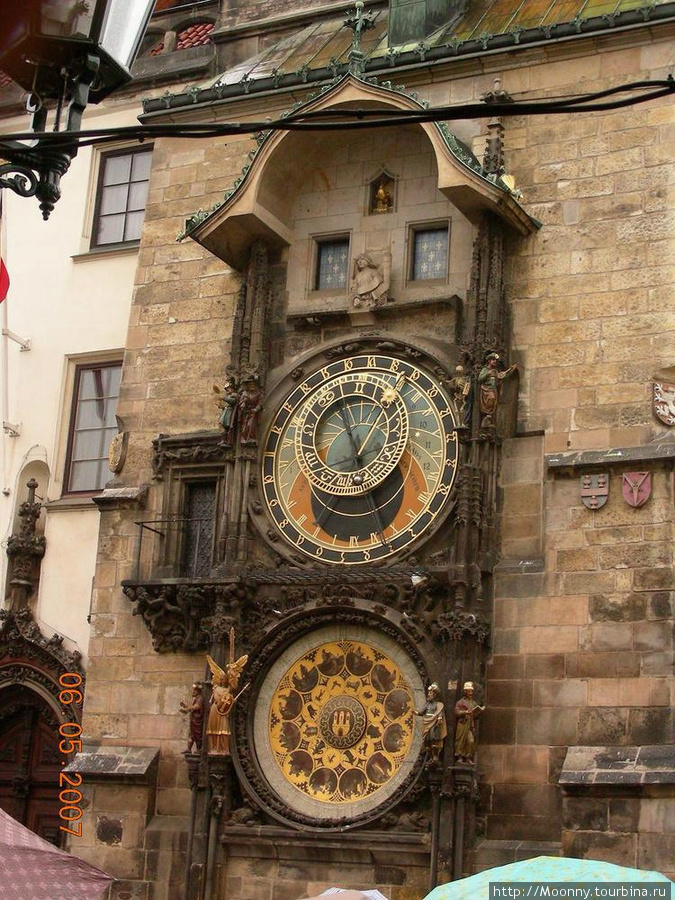 Знаменитые часы на Старомесской площади, каждый час в окошках появляются кукольные фигурки и разыгрывают мини-спектакль Прага, Чехия