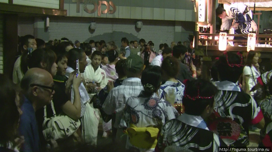 Пока музыканты ещё не пришли, играет запись, но народ уже потихоньку начинает танцевать облепив платформу Гудзё, Япония