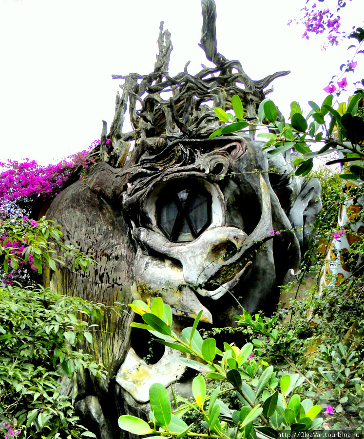 Кто-то лупоглазый с рожками... Это, наверное, чудовище из сказки про аленький цветочек... Далат, Вьетнам