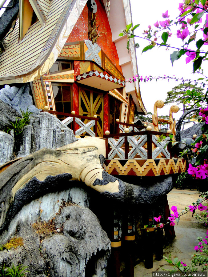 Лубяной домик из русской сказки Далат, Вьетнам