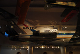 Боинг United. На мониторах показывают целый фильм о том, как у музея снимали крышу, чтобы затащить самолет внутрь.