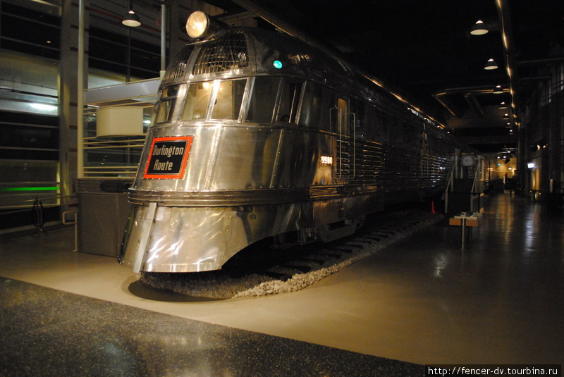 Знаменитый Pioneer Zephyr, роскошный серебристый поезд, курсировавший в середине прошлого века между Чикаго и Денвером. Чикаго, CША